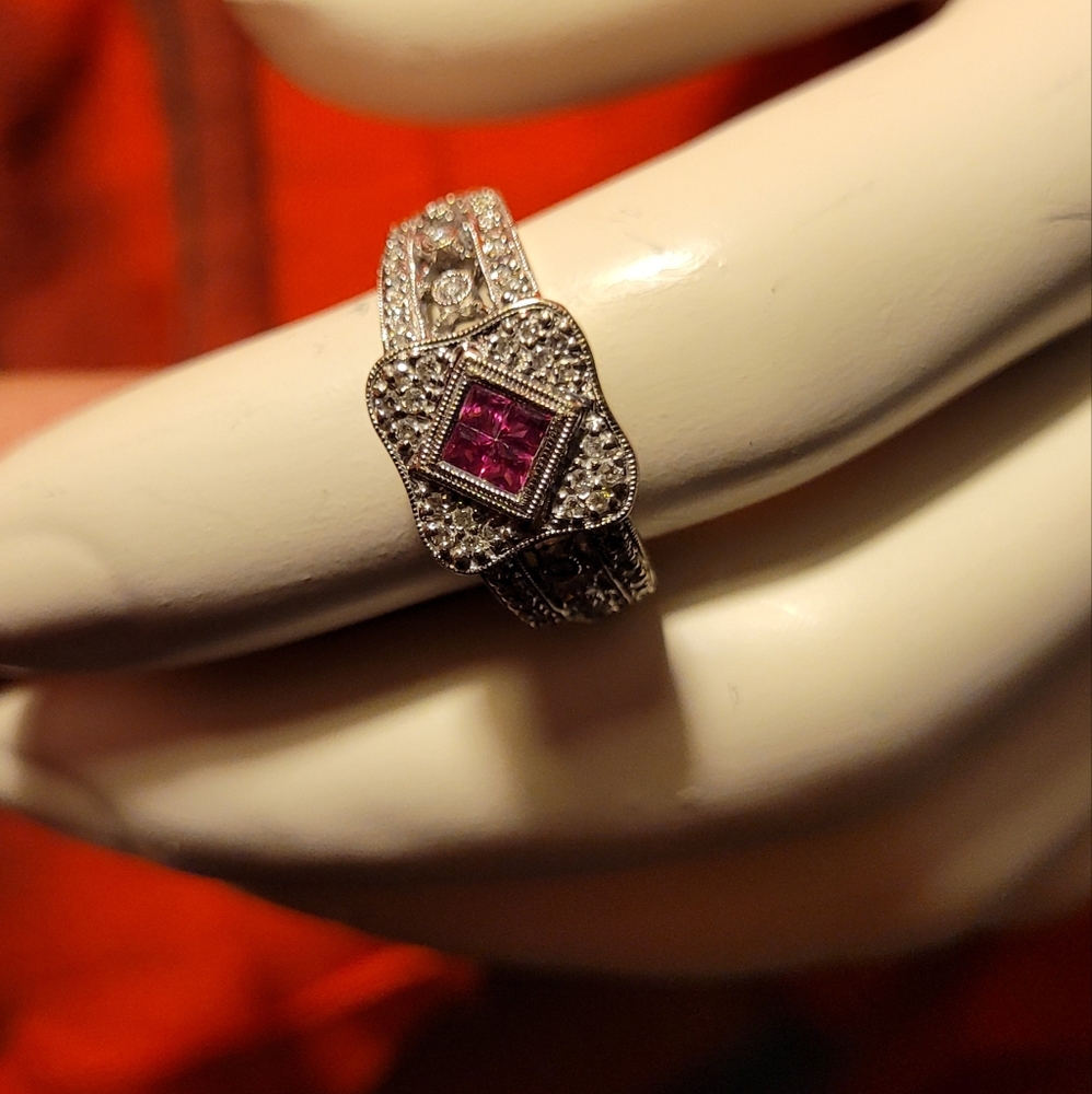 18k gold Ruby and diamons ring sz 6
